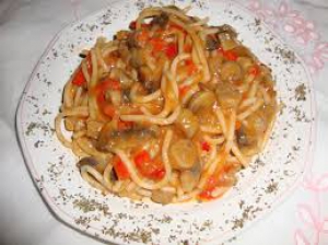 Spaghete cu sos roșu și ciuperci